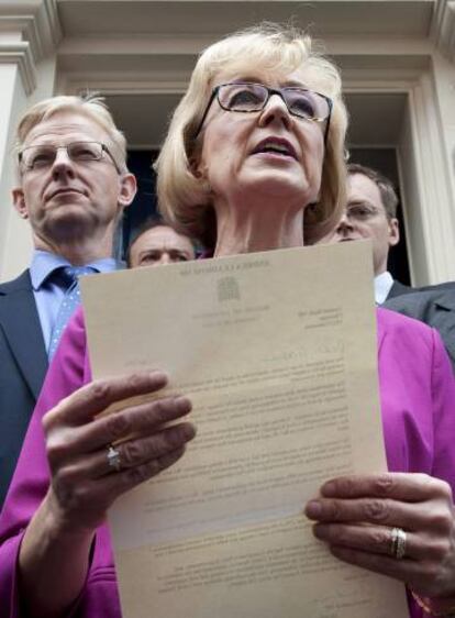 Andrea Leadsom anuncia la retirada de su candidatura, este lunes en Londres.