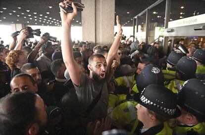 Los manifestantes irrumpen en el Ayuntamiento de Kensington, este viernes.