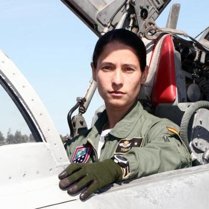 La alférez Rocío González Torres subida a su F-5