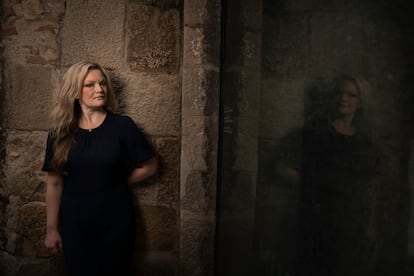 La escritora estadounidense Catriona Ward, fotografiada en la Plaça del Rei de Barcelona en junio de este año.