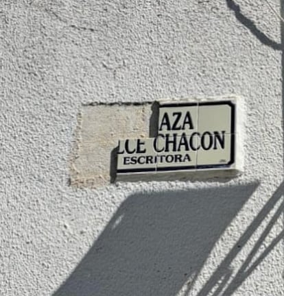 La placa de la plaza de Dulce Chacón en Zafra, vandalizada, en una imagen cedida por la familia de la escritora.