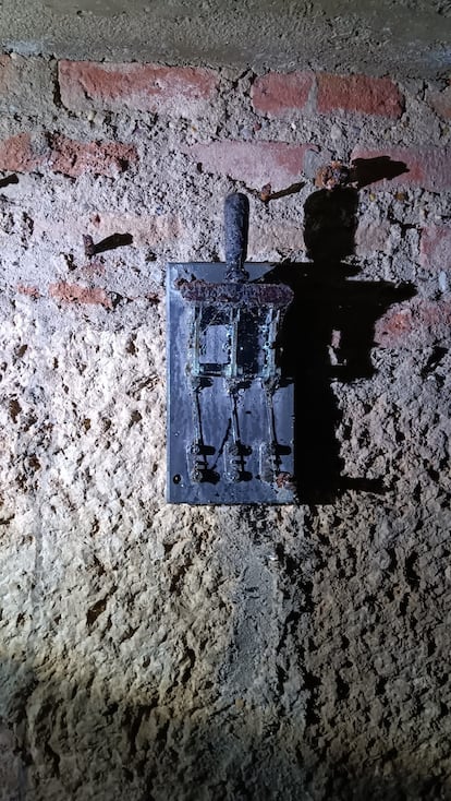 Diferencial para electricidad hallado en el interior del refugio.