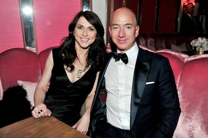 Jeff y Mackenzie Bezos. El fundador y director ejecutivo de Amazon, que alcanzó este 2017 el primer lugar de la lista de los más ricos del mundo según 'Forbes', y la novelista están casados desde hace 24 años. Se conocieron en una firma de inversión y un año después de comenzar su relación decidieron abandonar sus trabajos y mudarse a Seattle para fundar Amazon.