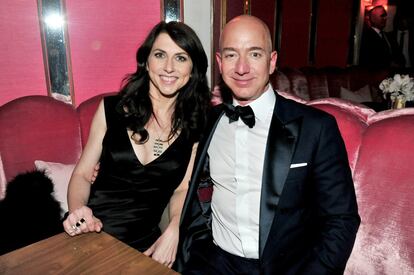 Jeff y Mackenzie Bezos. El fundador y director ejecutivo de Amazon, que alcanzó este 2017 el primer lugar de la lista de los más ricos del mundo según 'Forbes', y la novelista están casados desde hace 24 años. Se conocieron en una firma de inversión y un año después de comenzar su relación decidieron abandonar sus trabajos y mudarse a Seattle para fundar Amazon.