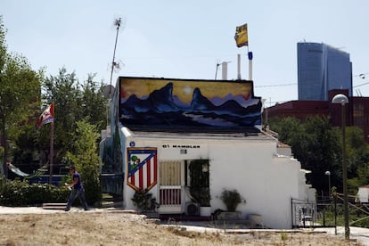 Vivienda antigua que permanece sola en un plan de actuación de la Comunidad de Madrid. Al fondo las cuatro torres.  
