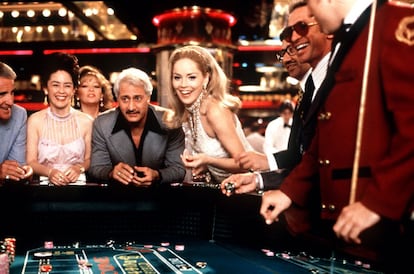 El director Martin Scorsese eligi&oacute; a Robert De Niro para protagonizar &#039;Casino&#039;, y se convierte en el mejor corredor de apuestas de Las Vegas. Trabaja para la mafia haci&eacute;ndoles ganar mucho dinero. Las familias deciden ofrecerle la direcci&oacute;n de su nuevo casino, el Tangiers. De Niro se convierte en un peligroso personaje cuando conoce a Ginger (Sharon Stone), una hermosa cazafortunas de la que se enamora perdidamente y con la que forma una familia a pesar de que ella no lo ama.