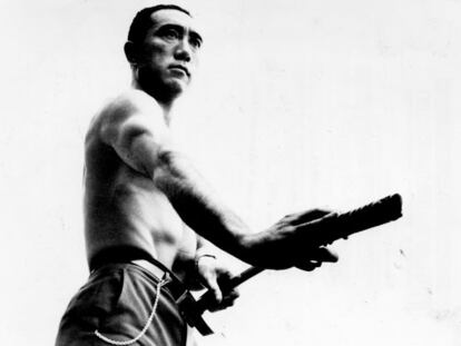 El escritor japonés Yukio Mishima con una espada de samurai, en 1968.