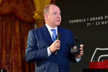 El Príncipe Alberto, con su flamante Tag Heuer Monaco Titan durante una cena en el Hotel Hermitage de Monte Carlo el viernes antes de la celebración del último Gran Premio de Mónaco.