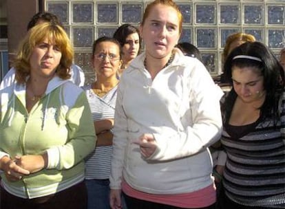 Rocío Polvillo, en el centro, a las puertas del hospital Materno Infantil Reina Sofía de Córdoba, junto a unos familiares.