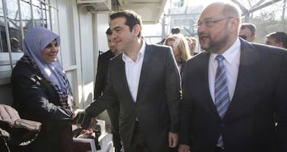 Alexis Tsipras y Martin Schulz, en Lesbos.