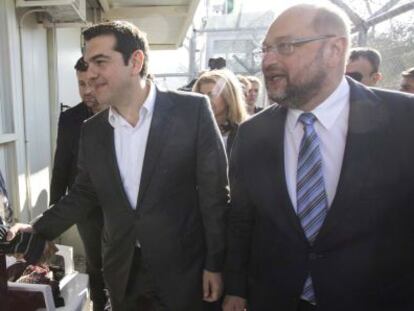 Alexis Tsipras y Martin Schulz, en Lesbos.