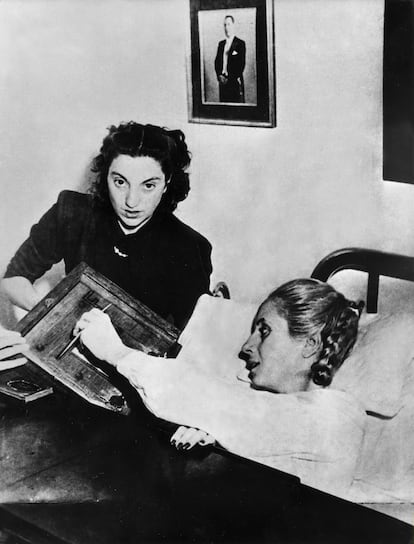 Evita, internada en un hospital tras recibir radioterapia, vota para las elecciones presidenciales de 1951, en las que su esposo se consolidaría en el ejecutivo argentino.