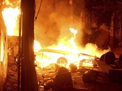 Un hombre gesticula junto a una barricada durante los sucesos del martes en una favela cerca de Copacabana. 