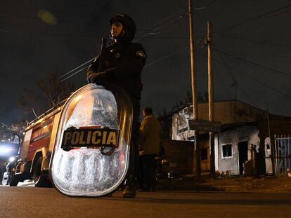 La policía custodia lo que quedó de la casa de los Heredia.