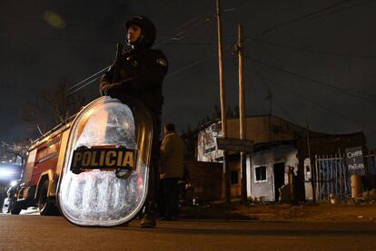 La policía custodia lo que quedó de la casa de los Heredia.