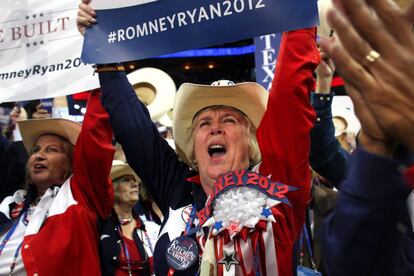 Una delegada republicana celebra la nominación oficial de Romeny como candidato republicano en la Convención Nacional Republicana de Tampa (Florida).