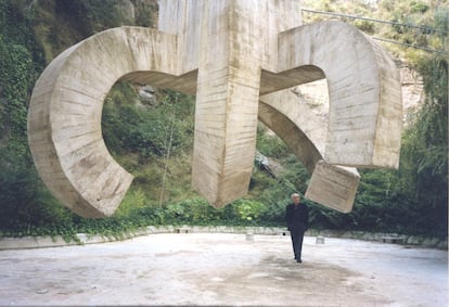 “Mis esculturas y yo nos rebelamos contra Newton”. Esta cita de Eduardo Chillida da paso en el museo dedicado al creador vasco en Hernani (Gipuzkoa) a una nueva exposición que muestra su lucha artística contra la gravedad.