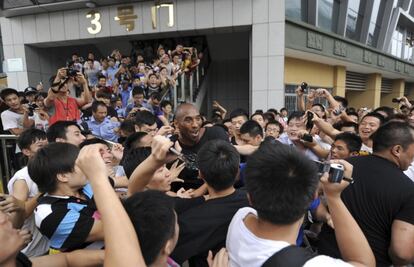 Cientos de aficionados esperan a Kobe Bryant a la salida de un pabell&oacute;n deportivo  en Wuhan, al este de China. 