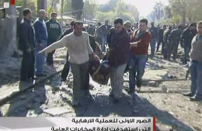Un grupo de sirios trasladan a una de las víctimas del doble atentado.