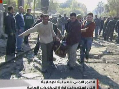 Un grupo de sirios trasladan a una de las víctimas del doble atentado.