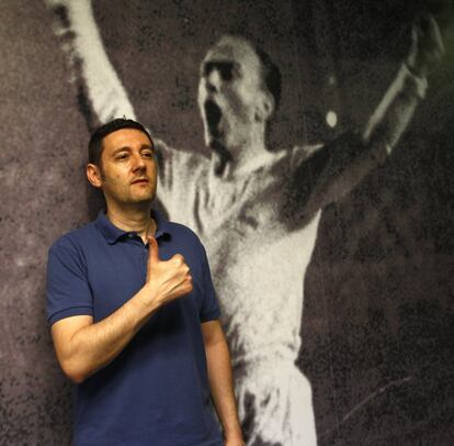 Un aficionado posa junto a un retrato de Di Stéfano.