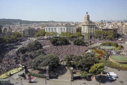 Vista general de la Plaza de Cataluña de Barcelona durante el minuto de silencio.