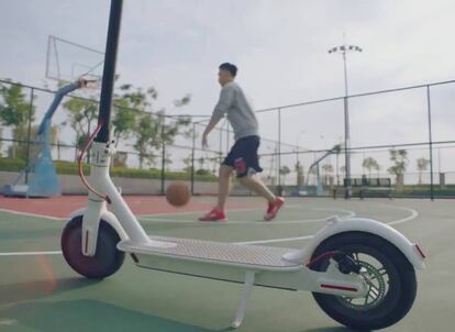 Otro que se ha hecho un hueco entre los más jóvenes es el patinete eléctrico o 'scooter'. Su aspecto es el de una tabla de 'skate', más alargada y fina, con un manillar alto en forma de T. A los impulsos que podemos darle echando la pierna al suelo se suman los de unos motores eléctricos, que elevarán progresivamente la velocidad del patín, un sistema que favorece la seguridad de los más pequeños. Entre ellos encontramos el Xiaomi Mijia, uno de los más populares por precio y prestaciones (30 kilómetros de autonomía, unos 650 euros) o el e-Kick Peugeot (1.000 euros), un híbrido que nos obliga a iniciar mecánicamente la marcha y luego nos puede lanzar hasta los 25 km/h.