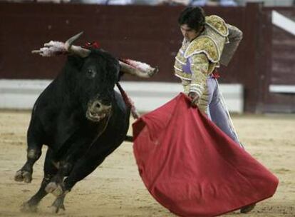 Sebastián Castella, en un lance a su primer toro.