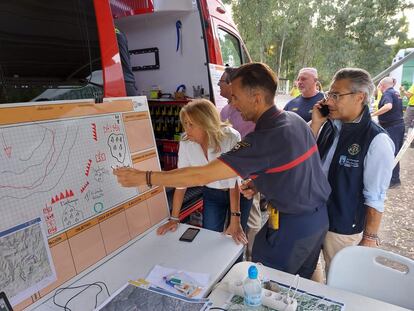 La alcaldesa de Marbella (Málaga), Ángeles Muñoz, en el puesto de mando avanzado desplegado por el incendio en Pujerra, el miércoles.
