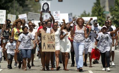 Un grupo de personas que participa en el acto 'Justicia para Trayvon' camina en las inmediaciones de la Corte Federal de Filadelfia'