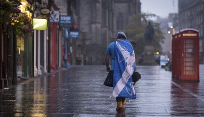 Un partidario del s&iacute; camina por una calle de Edimburgo el viernes
