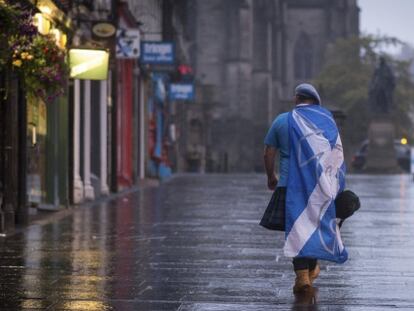Un partidario del s&iacute; camina por una calle de Edimburgo el viernes