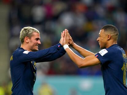 Griezmann celebra con Mbappé uno de los goles que le hicieron a Australia.