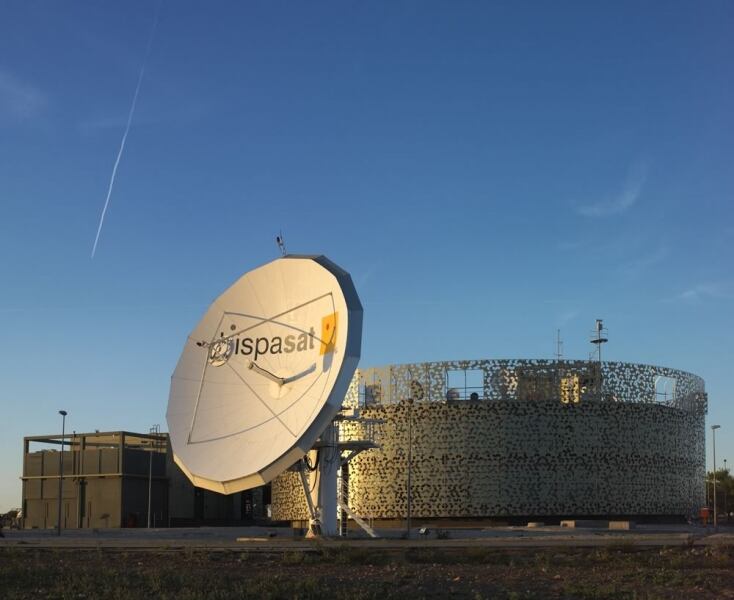 Indra llega a un acuerdo con Redeia para comprar el 89% de Hispasat por 725 millones