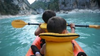 Una ruta en kayak para niños organizada por Solomonte Experiencias en el Pirineo de Huesca.