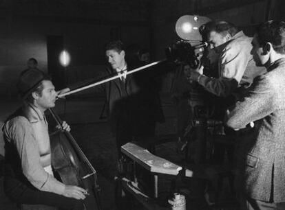 Federico Fellini (con la cámara) dirige a Marcello Mastroianni, caracterizado como violonchelista en <i>El viaje de Mastorna,</i> en 1965.