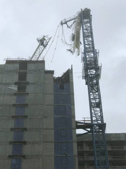 Una grúa en lo alto de un edificio en construcción en Miami ha sido derribada por el viento.