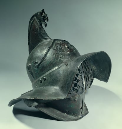 Casco de gladiador fabricado en bronce localizado en Pompeya y expuesto en el Louvre. 