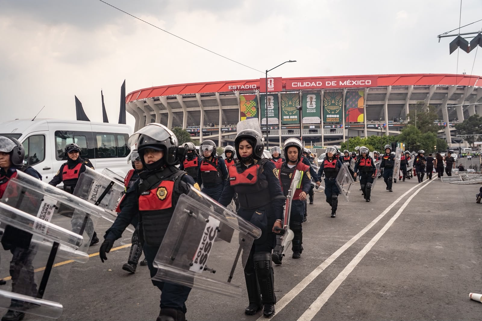 Policía de Ciudad de México en el Estadio Azteca, este jueves.