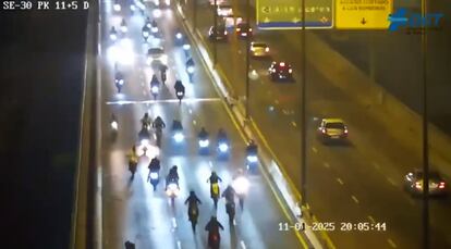 Captura de vídeo de una cámara de tráfico donde de un concentración ilegal de motos en Sevilla.