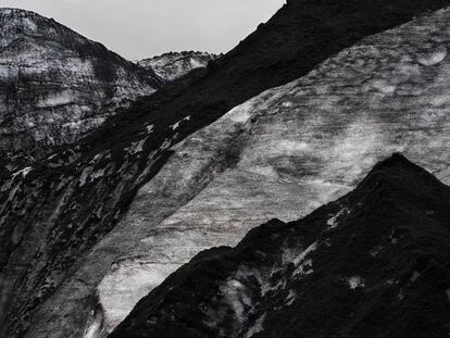 As cinzas da explosão do vulcão islandês Eyjafjallajökull em 2010 ainda estão intactas na geleira de Solheimajökull.