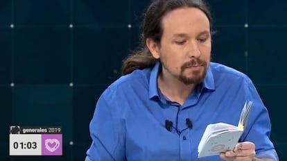 Pablo Iglesias lee un artículo de la Constitución, durante el debate organizado por RTVE.