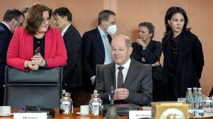 El canciller alemán Olaf Scholz, en el centro, asiste a una reunión del gabinete del Gobierno en Berlín el pasado 27 de marzo.
