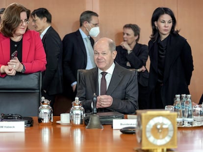 El canciller alemán Olaf Scholz, en el centro, asiste a una reunión del gabinete del Gobierno en Berlín el pasado 27 de marzo.