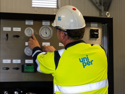 Un operario de Uniper en las instalaciones de la compañía en Bierwang, en el sur de Alemania.