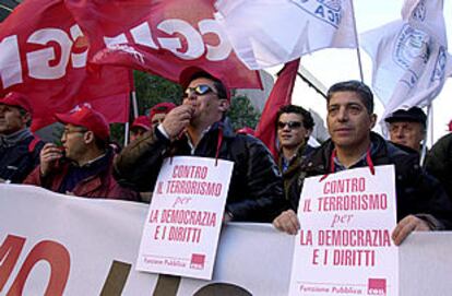Participantes en la masiva manifestación de ayer en Roma, con el lema &#39;Contra el terrorismo, por la democracia y los derechos humanos&#39;.