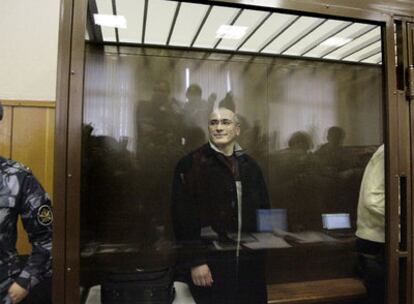 Mijaíl Jodorkovski (a la izquierda de la imagen) y Platón Lébedev, el 31 de marzo de 2009 en la caja acristalada de la sala donde se les juzga en Moscú.