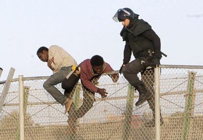 Uns 400 immigrants proven d&#039;entrar a trav&eacute;s de la tanca de Melilla.