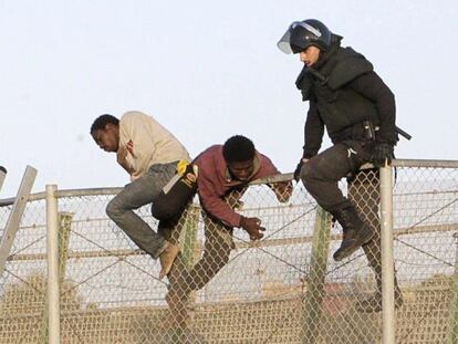 Uns 400 immigrants proven d'entrar a través de la tanca de Melilla.