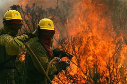 Los bomberos luchan contra el fuego en Avión, Pontevedra.